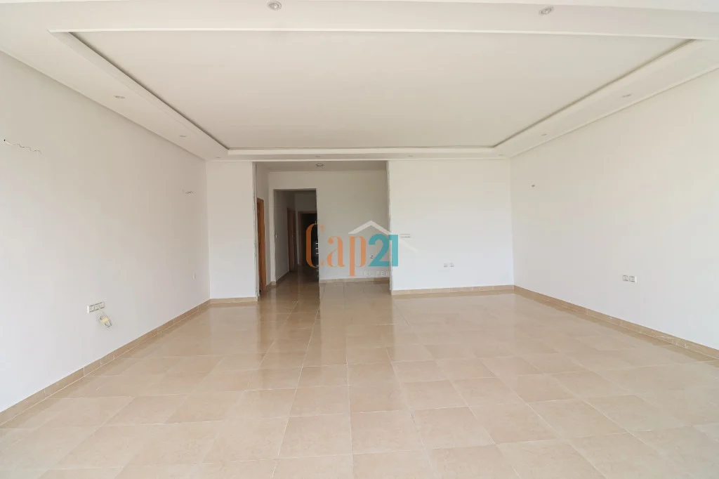 Spacieux appartement vide à vendre au centre