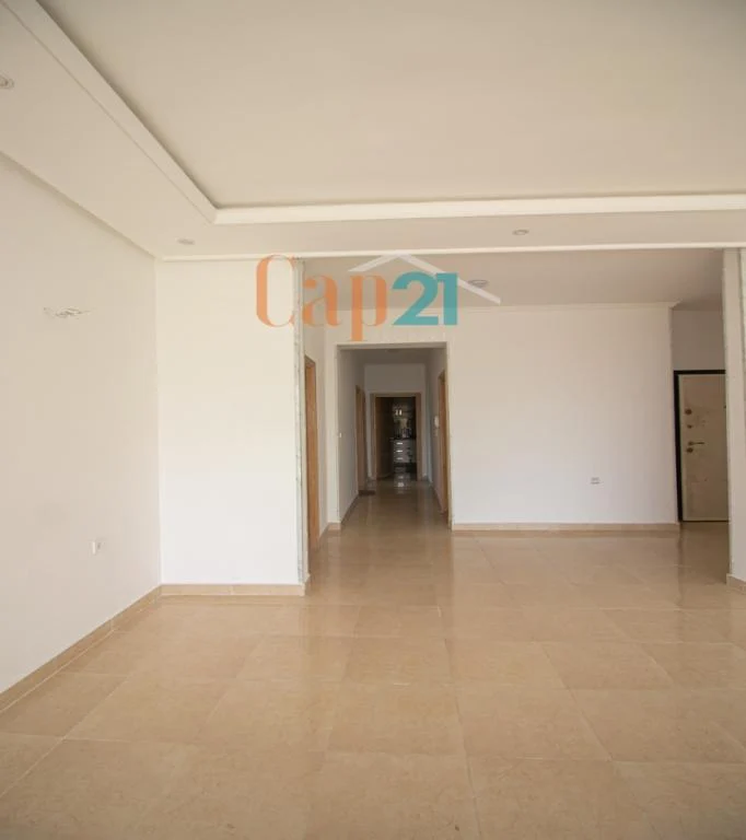 Spacieux appartement vide à vendre au centre