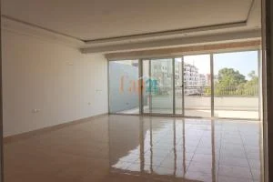 Spacieux appartement vide à vendre au centre